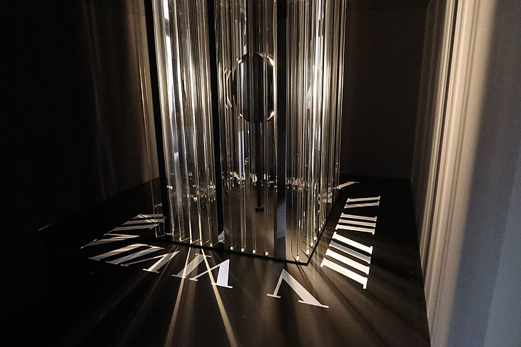 Eine Innovative Installation zeigt durch ein außergewöhnliches Lichtspiel das einzigartige Photovoltaik System der "Tank Must Solarbeat Photovoltaik" Uhr (©Foto: Martin Schmitz)